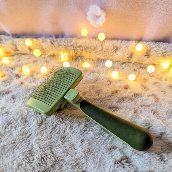 Retractable Dog Brush - Picture 6 of 14